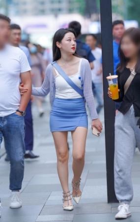 短裙美眉