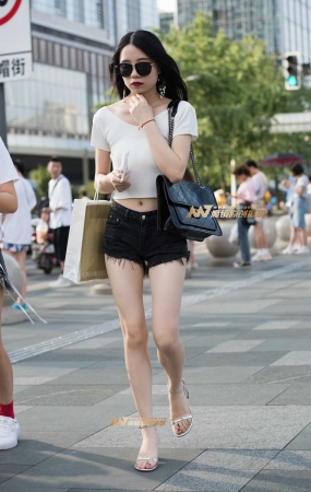 长腿热裤小姐姐