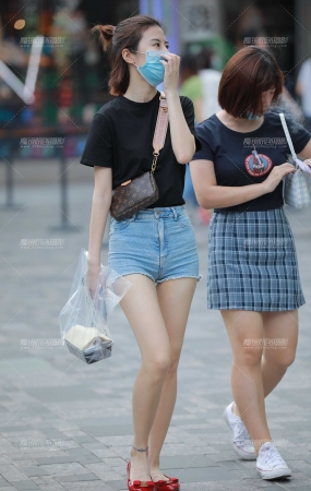牛仔热裤小妹
