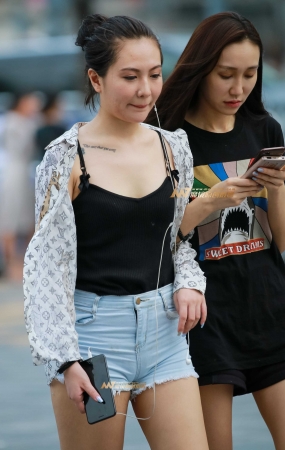 超短牛仔热裤的美眉,清纯可爱!