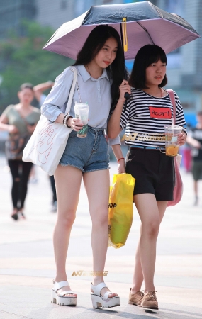 热裤，美腿，凉鞋