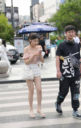 街拍白皙粉嫩的妹纸