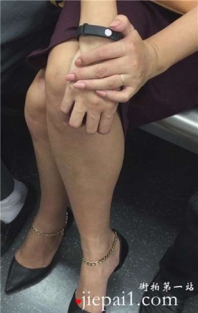 地铁上拍摄尖嘴高跟鞋诱人红唇妹子的美腿