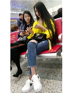 4k-长发冷艳红唇美女破洞紧身牛仔裤配大眼网袜