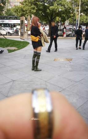 青春活力的时尚破洞衫妹纸