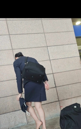 4K视频机场偶遇东航空姐换鞋灰si质感太赞了