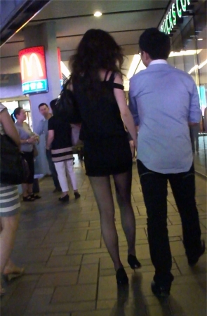 黑丝美腿走路姿势真撩人
