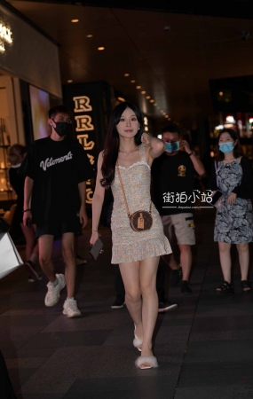 夜拍吊带连衣裙小姐姐