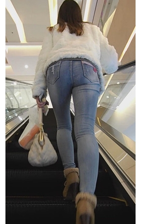 电梯上的牛仔裤妹子