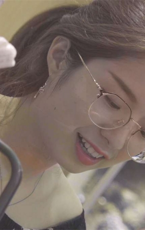 气质极佳的带眼镜的女神小姐姐