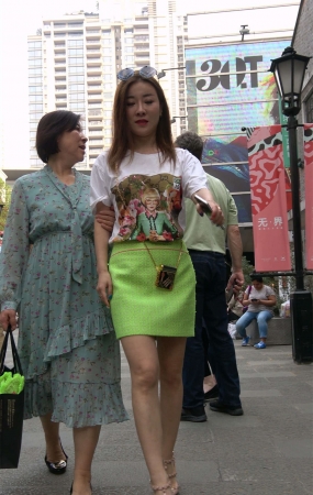 陪母亲逛街的绿色裙小姐姐