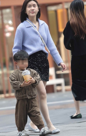 肉丝街拍少妇