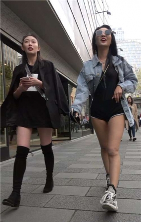 街拍美女姐妹俩逛街视频