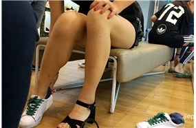 试鞋的短裤肉丝美腿美女