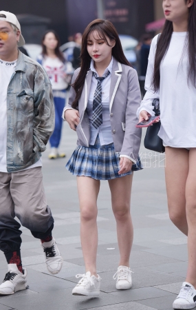 2214-1短裙的小姐姐-15P