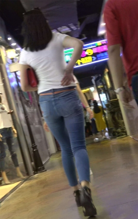 超紧蓝牛白T恤诱惑身材美女