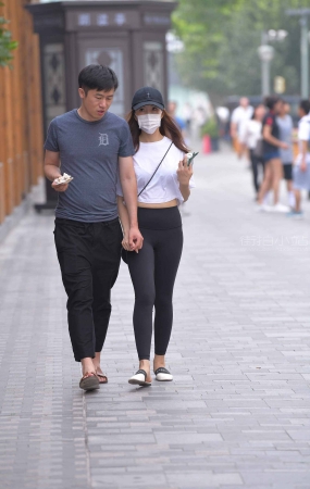 街拍黑色瑜伽裤女友
