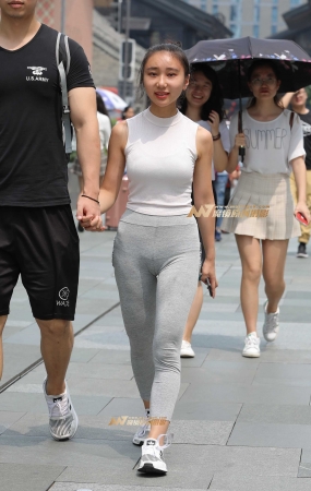 性感迷人女友，薄而透气的健美裤
