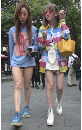 两个漂亮又时尚小姐姐