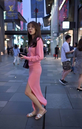街拍粉色开叉裙靓女