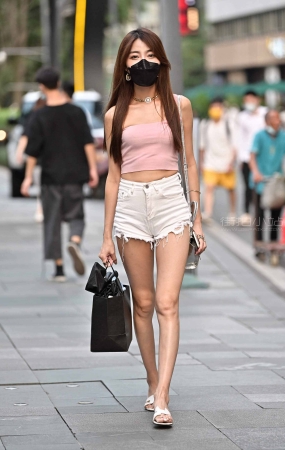 街拍粉色抹胸短衣美眉