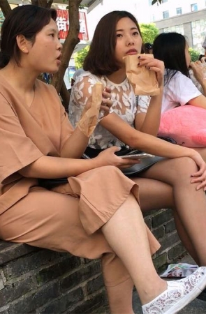 和朋友聊天的黑色包臀裙妹子