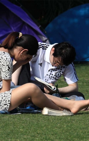 No197 草地上养眼的女孩长丝