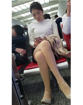 4k-高铁站候车室遇见颜值超高的优雅肉丝长腿女神姐姐