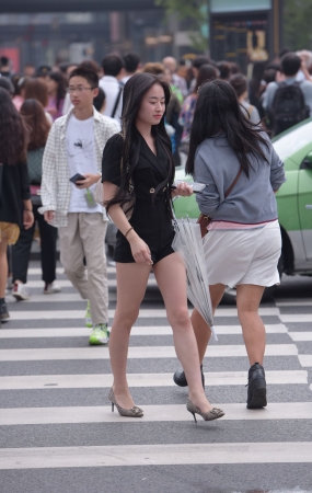 下雨天的美女