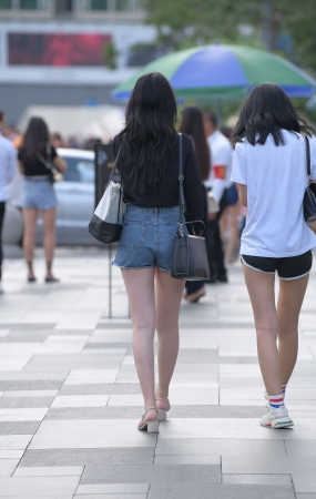 高跟凉拖美腿美女