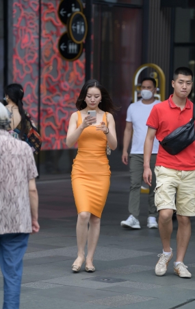 黄色连体包臀裙美女