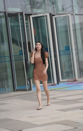 短裙美眉