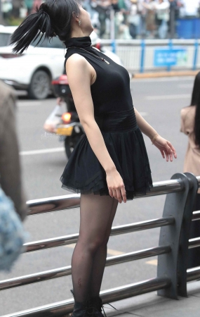 黑丝街拍少妇