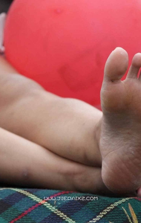 街拍漂亮少妇的一双玲珑玉足
