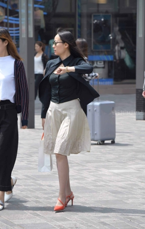 街拍橘色高跟美女
