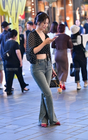 热气球牛仔裤美女