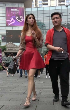 4K-超气质红色连衣裙街拍美腿美女姐姐 [1.40 GB]