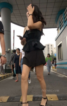 4K – 街拍气质性感的美腿高跟女神 [1.98 GB/MP4]