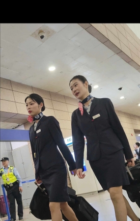 4k视频机场偶遇东航空姐下班浅棕色si袜太有质感了