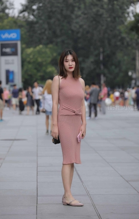 街拍粉色连衣裙美女