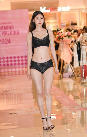 2438-22=61√三八内衣秀，凤梨身材，完美的她～ 16P
