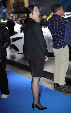 【街拍心灵】奔驰销售顾问街拍黑丝高跟制服