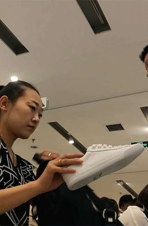 鞋店美女换鞋子丝袜脱了有穿