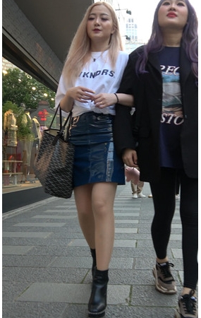 黄发皮裙美女