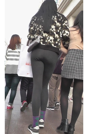 漂亮的黑色紧身裤美女
