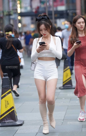 白裤女孩