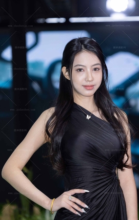 250328-19=42 改装展上的黑裙白皙性感美脚车模 8P