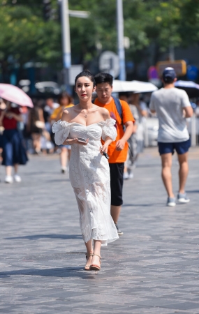 漂亮的白色长裙美女