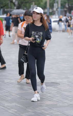 黑色紧身裤美女