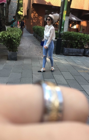 戴墨镜的白衣紧身牛仔裤